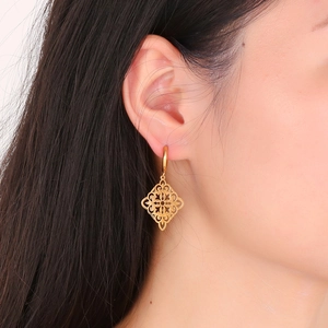 Detailaufnahme goldener quadratischer Traumfänger-Ohrringe im Boho-Stil mit Feder-Design