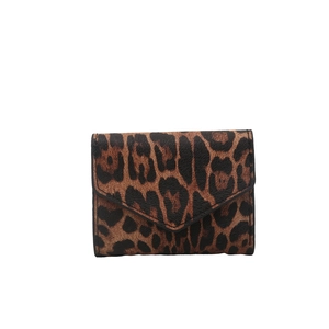 Elegante borsa quadrata da donna con stampa leopardata, trama in pelle e patta