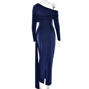 Vue arrière d'une robe de soirée bleu foncé à une épaule avec plissage élégant et drapé