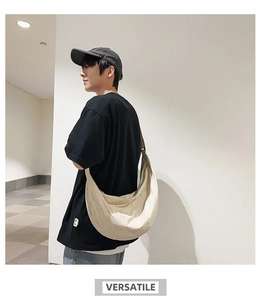 Sac croissant polyvalent en nylon beige porté par un mannequin au design spacieux