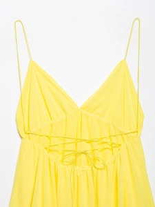 Détail du dos croisé à lacets avec nœud papillon sur la robe d'été jaune vif