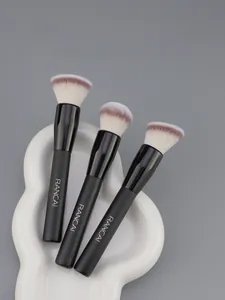 Détail macro de trois pinceaux de maquillage RANCAI sur un plateau en céramique blanc