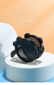 Détail de lunettes de soleil pliables pour enfants avec monture noire à oreilles d'ours
