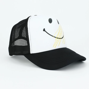 Détail de la casquette trucker avec broderie smiley et filet respirant noir à l'arrière
