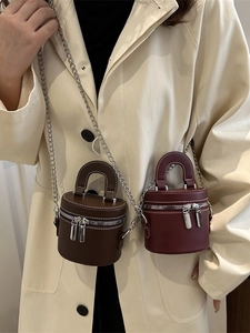 Mini sac cylindrique rétro en marron foncé et bordeaux avec chaîne argentée