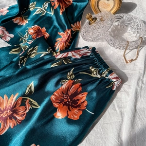 Silk satin pajamas set with floral print and elastic waistband in dark teal finish