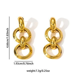 Boucles d'oreilles pendantes à maillons dorés avec mesures de taille et de poids
