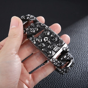 Gros plan détaillé du bracelet gourmette punk en acier inoxydable avec reliefs de crâne