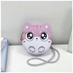 Détail du sac bandoulière chat rose pour enfant avec sangle tissée argentée
