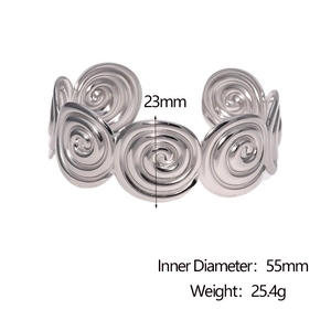 Vue détaillée du bracelet ouvert argenté avec un design artistique de spirale évidée