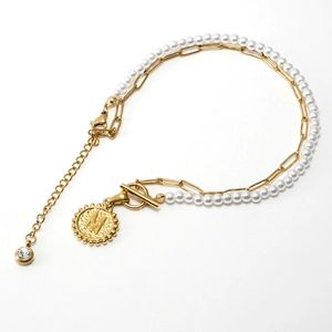 Collier double couche en or avec perles blanches, pendentif lettre M et fermoir à bascule