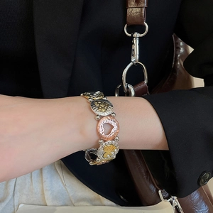 Detail of tricolor heart beads bracelet in gold, silver and rose gold finishes