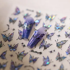 Dettaglio macro di adesivi per unghie a farfalla laser con sfumatura viola e oro