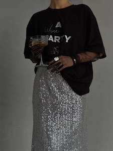 Conjunto elegante de camiseta negra con estampado 'A Wine PARTY' y falda plateada