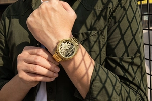 Détail d'une montre squelette dorée avec des gravures vintage complexes sur le boîtier