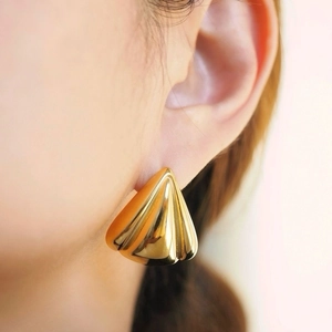 18K Gold Plated Stainless Steel Triangle Stud Earrings For Women Vertical Ribbed Texture Geometric Mirror Polish Design