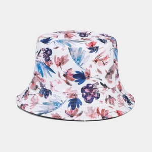Gros plan des coutures précises sur le bord large du chapeau de soleil en coton à fleurs