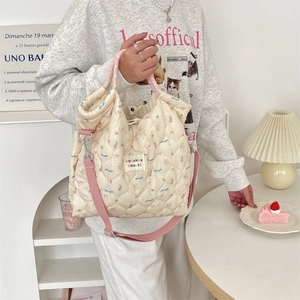 Sac fourre-tout matelassé avec motif d'ours dans un décor intérieur de style crème