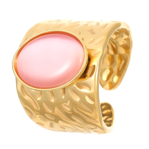 Vue détaillée de la bague vintage martelée or avec une grande pierre rose ovale