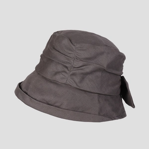 Detalle del sombrero bucket de ramio transpirable en gris oscuro con lazo lateral