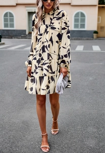 Robe courte beige à volants avec imprimé floral et manches longues pour un look de rue chic