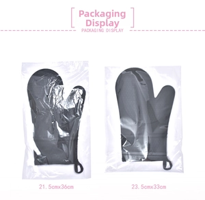 Detailed size comparison of black silicone oven mitts in packaging with dimensions display