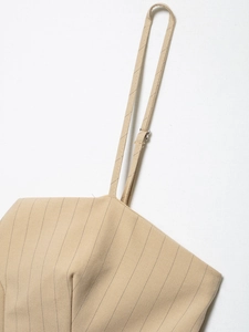 Detail des beige gestreiften Camisole-Tops mit Stoffstruktur und verstellbarem Metall-Schultergurt
