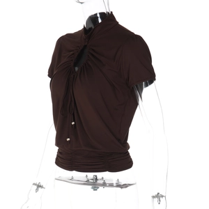 Détail du haut moulant marron café avec décolleté à cordon et plis à la taille