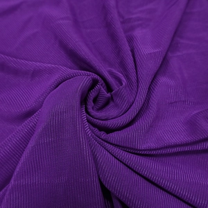 Dettaglio ravvicinato del tessuto mesh viola con morbide pieghe e trama a maglia fine