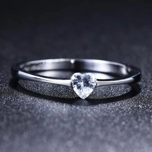 Scintillante anello di fidanzamento con diamante a forma di cuore su fascia argento