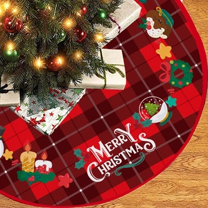 Weihnachtsbaumdecke mit rot-schwarzem Karomuster, Merry Christmas Text und weihnachtlichem Motiv