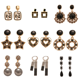 Ensemble de boucles d'oreilles vintage style sombre avec étoiles et cœurs géométriques