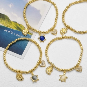 Goldfarbenes Perlenarmband-Set mit Meeresschildkröten- und Herzanhängern für Damen
