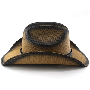 Detail eines handgewebten Stroh-Cowboyhuts mit Distressed-Verlauf und schwarzem Band