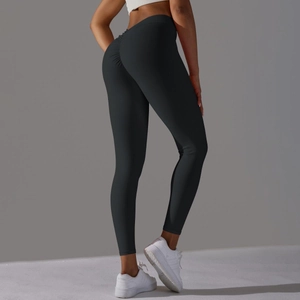 Vue détaillée du legging de yoga noir à taille haute avec effet push-up fessier