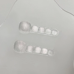 Faux ongles argentés pour pieds avec effet œil de chat et paillettes scintillantes