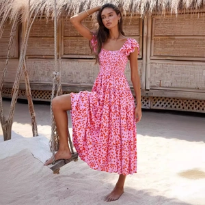 Böhmisches Maxikleid mit Blumenmuster in Rosa und Orange sowie Stufenrock