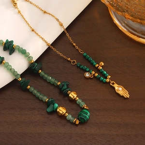 Ensemble de colliers bohèmes avec perles en pierre naturelle verte et pendentif main