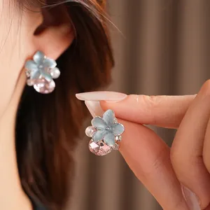 Boucles d'oreilles fleur vintage avec pétales bleus, cristal rose et perles nacrées