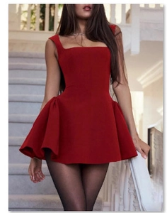 Dettaglio dell'abito smanicato rosso scuro con scollo quadrato e gonna a palloncino