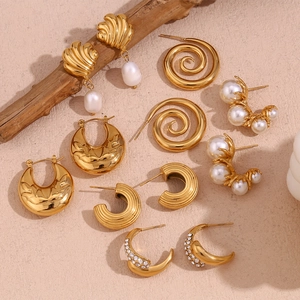 Boucles d'oreilles créoles vintage plaquées or 18 carats avec perles et marguerites