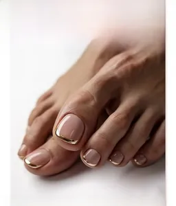 Détails de faux ongles de pieds rose nude brillant avec bordures dorées métallisées