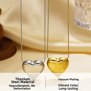 Détail de pendentifs cœur en titane or et argent avec finition par placage sous vide