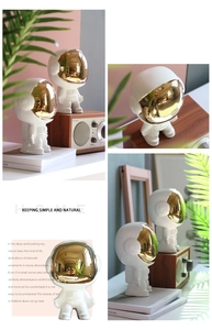 Nahaufnahme der Keramik-Astronautenfigur mit Goldvisier in moderner Wohndekoration