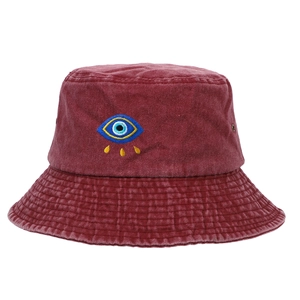 Détail du bob en coton lavé bordeaux avec broderie œil de protection et œillets métalliques