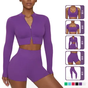 Détail du haut de yoga zippé en maille côtelée violette sans couture et de son short