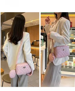 Rosafarbene Stepptasche im Detail mit Rautenstickerei und Mini-Münzfach im Set