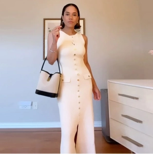 Détails de la robe en maille écrue sans manches avec boutons et fente frontale