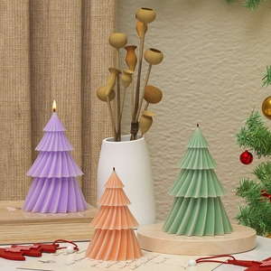Detailansicht bunter Origami Weihnachtsbaum Kerzen in Lila, Orange und Grün