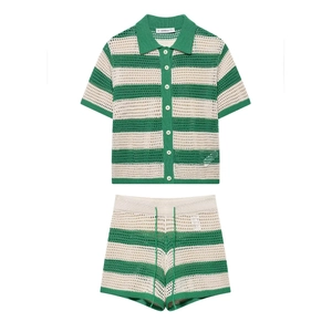 Gestricktes Damen-Set mit grün-weißen Streifen, Polo-Oberteil und Shorts mit Kordelzug